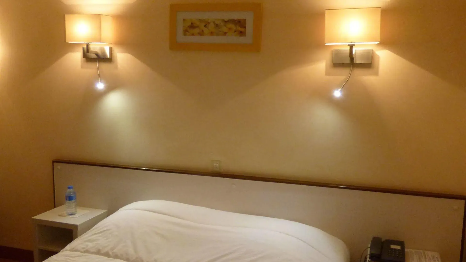 Hotel Du Centre Pierrelatte 2*,